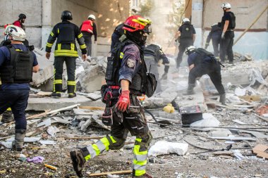 Kharkiv, Ukrayna, 24 Eylül 2024 KAB sınıfı bir savaş başlığıyla donatılmış bir Rus bombardıman uçağı Kharkiv 'deki bir yerleşim yerini kısmen yok etti. Kurtarma ekipleri saldırı mahallinde..