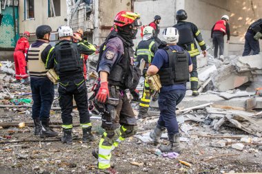Kharkiv, Ukrayna, 24 Eylül 2024 KAB sınıfı bir savaş başlığıyla donatılmış bir Rus bombardıman uçağı Kharkiv 'deki bir yerleşim yerini kısmen yok etti. Kurtarma ekipleri saldırı mahallinde..