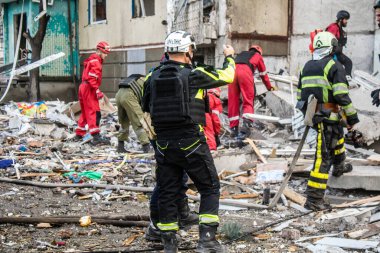 Kharkiv, Ukrayna, 24 Eylül 2024 KAB sınıfı bir savaş başlığıyla donatılmış bir Rus bombardıman uçağı Kharkiv 'deki bir yerleşim yerini kısmen yok etti. Kurtarma ekipleri saldırı mahallinde..