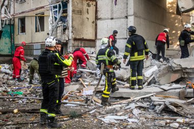 Kharkiv, Ukrayna, 24 Eylül 2024 KAB sınıfı bir savaş başlığıyla donatılmış bir Rus bombardıman uçağı Kharkiv 'deki bir yerleşim yerini kısmen yok etti. Kurtarma ekipleri saldırı mahallinde..