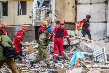 Kharkiv, Ukrayna, 24 Eylül 2024 KAB sınıfı bir savaş başlığıyla donatılmış bir Rus bombardıman uçağı Kharkiv 'deki bir yerleşim yerini kısmen yok etti. Kurtarma ekipleri saldırı mahallinde..