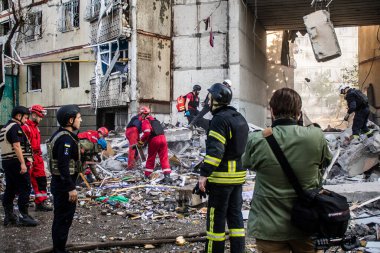 Kharkiv, Ukrayna, 24 Eylül 2024 KAB sınıfı bir savaş başlığıyla donatılmış bir Rus bombardıman uçağı Kharkiv 'deki bir yerleşim yerini kısmen yok etti. Kurtarma ekipleri saldırı mahallinde..