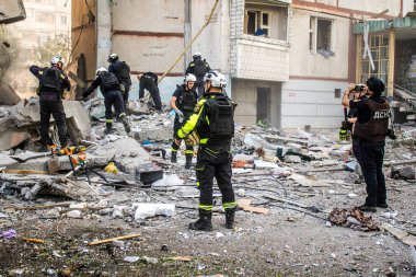 Kharkiv, Ukrayna, 24 Eylül 2024 KAB sınıfı bir savaş başlığıyla donatılmış bir Rus bombardıman uçağı Kharkiv 'deki bir yerleşim yerini kısmen yok etti. Kurtarma ekipleri saldırı mahallinde..