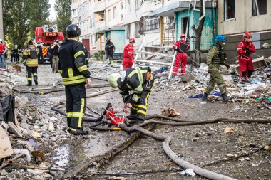 Kharkiv, Ukrayna, 24 Eylül 2024 KAB sınıfı bir savaş başlığıyla donatılmış bir Rus bombardıman uçağı Kharkiv 'deki bir yerleşim yerini kısmen yok etti. Kurtarma ekipleri saldırı mahallinde..