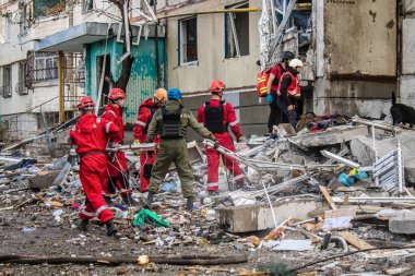 Kharkiv, Ukrayna, 24 Eylül 2024 KAB sınıfı bir savaş başlığıyla donatılmış bir Rus bombardıman uçağı Kharkiv 'deki bir yerleşim yerini kısmen yok etti. Kurtarma ekipleri saldırı mahallinde..