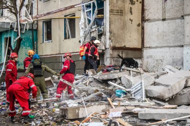 Kharkiv, Ukrayna, 24 Eylül 2024 KAB sınıfı bir savaş başlığıyla donatılmış bir Rus bombardıman uçağı Kharkiv 'deki bir yerleşim yerini kısmen yok etti. Kurtarma ekipleri saldırı mahallinde..