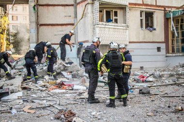 Kharkiv, Ukrayna, 24 Eylül 2024 KAB sınıfı bir savaş başlığıyla donatılmış bir Rus bombardıman uçağı Kharkiv 'deki bir yerleşim yerini kısmen yok etti. Kurtarma ekipleri saldırı mahallinde..
