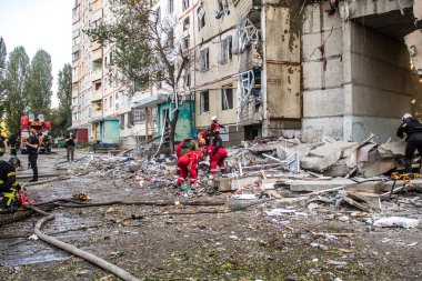 Kharkiv, Ukrayna, 24 Eylül 2024 KAB sınıfı bir savaş başlığıyla donatılmış bir Rus bombardıman uçağı Kharkiv 'deki bir yerleşim yerini kısmen yok etti. Kurtarma ekipleri saldırı mahallinde..