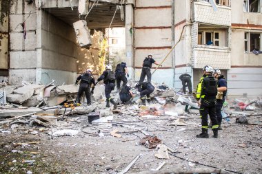 Kharkiv, Ukrayna, 24 Eylül 2024 KAB sınıfı bir savaş başlığıyla donatılmış bir Rus bombardıman uçağı Kharkiv 'deki bir yerleşim yerini kısmen yok etti. Kurtarma ekipleri saldırı mahallinde..