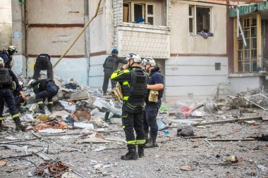 Kharkiv, Ukrayna, 24 Eylül 2024 KAB sınıfı bir savaş başlığıyla donatılmış bir Rus bombardıman uçağı Kharkiv 'deki bir yerleşim yerini kısmen yok etti. Kurtarma ekipleri saldırı mahallinde..