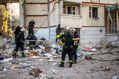 Kharkiv, Ukrayna, 24 Eylül 2024 KAB sınıfı bir savaş başlığıyla donatılmış bir Rus bombardıman uçağı Kharkiv 'deki bir yerleşim yerini kısmen yok etti. Kurtarma ekipleri saldırı mahallinde..