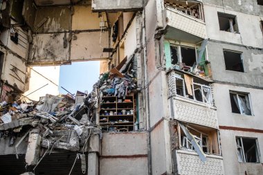 Kharkiv, Ukrayna, 24 Eylül 2024 KAB sınıfı bir savaş başlığıyla donatılmış bir Rus bombardıman uçağı Kharkiv 'deki bir yerleşim yerini kısmen yok etti. Kurtarma ekipleri saldırı mahallinde..