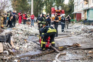 Kharkiv, Ukrayna, 24 Eylül 2024 KAB sınıfı bir savaş başlığıyla donatılmış bir Rus bombardıman uçağı Kharkiv 'deki bir yerleşim yerini kısmen yok etti. Kurtarma ekipleri saldırı mahallinde..