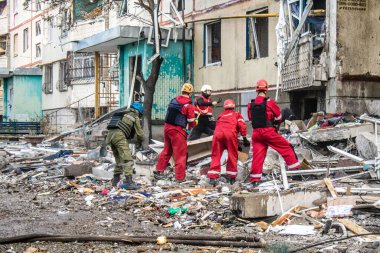 Kharkiv, Ukrayna, 24 Eylül 2024 KAB sınıfı bir savaş başlığıyla donatılmış bir Rus bombardıman uçağı Kharkiv 'deki bir yerleşim yerini kısmen yok etti. Kurtarma ekipleri saldırı mahallinde..