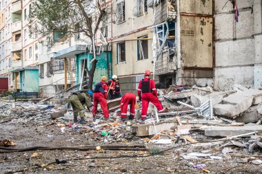 Kharkiv, Ukrayna, 24 Eylül 2024 KAB sınıfı bir savaş başlığıyla donatılmış bir Rus bombardıman uçağı Kharkiv 'deki bir yerleşim yerini kısmen yok etti. Kurtarma ekipleri saldırı mahallinde..