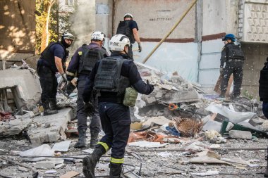 Kharkiv, Ukrayna, 24 Eylül 2024 KAB sınıfı bir savaş başlığıyla donatılmış bir Rus bombardıman uçağı Kharkiv 'deki bir yerleşim yerini kısmen yok etti. Kurtarma ekipleri saldırı mahallinde..