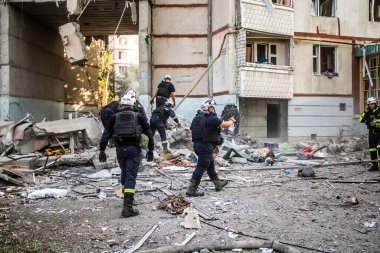 Kharkiv, Ukrayna, 24 Eylül 2024 KAB sınıfı bir savaş başlığıyla donatılmış bir Rus bombardıman uçağı Kharkiv 'deki bir yerleşim yerini kısmen yok etti. Kurtarma ekipleri saldırı mahallinde..