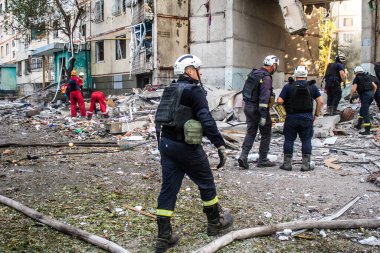 Kharkiv, Ukrayna, 24 Eylül 2024 KAB sınıfı bir savaş başlığıyla donatılmış bir Rus bombardıman uçağı Kharkiv 'deki bir yerleşim yerini kısmen yok etti. Kurtarma ekipleri saldırı mahallinde..