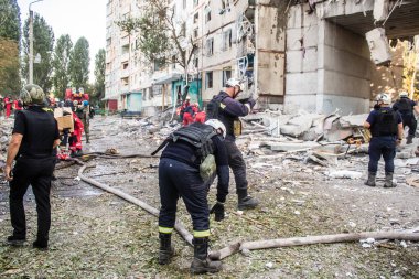 Kharkiv, Ukrayna, 24 Eylül 2024 KAB sınıfı bir savaş başlığıyla donatılmış bir Rus bombardıman uçağı Kharkiv 'deki bir yerleşim yerini kısmen yok etti. Kurtarma ekipleri saldırı mahallinde..