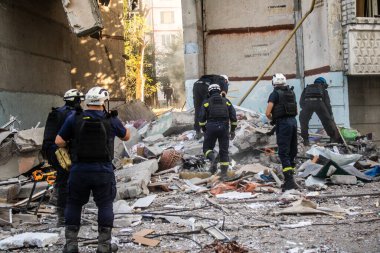 Kharkiv, Ukrayna, 24 Eylül 2024 KAB sınıfı bir savaş başlığıyla donatılmış bir Rus bombardıman uçağı Kharkiv 'deki bir yerleşim yerini kısmen yok etti. Kurtarma ekipleri saldırı mahallinde..