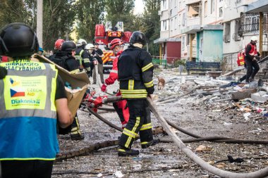 Kharkiv, Ukrayna, 24 Eylül 2024 KAB sınıfı bir savaş başlığıyla donatılmış bir Rus bombardıman uçağı Kharkiv 'deki bir yerleşim yerini kısmen yok etti. Kurtarma ekipleri saldırı mahallinde..