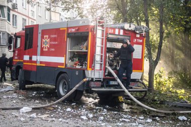 Kharkiv, Ukrayna, 24 Eylül 2024 KAB sınıfı bir savaş başlığıyla donatılmış bir Rus bombardıman uçağı Kharkiv 'deki bir yerleşim yerini kısmen yok etti. Kurtarma ekipleri saldırı mahallinde..