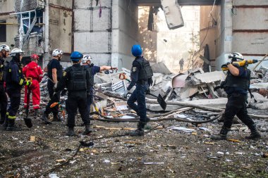 Kharkiv, Ukrayna, 24 Eylül 2024 KAB sınıfı bir savaş başlığıyla donatılmış bir Rus bombardıman uçağı Kharkiv 'deki bir yerleşim yerini kısmen yok etti. Kurtarma ekipleri saldırı mahallinde..