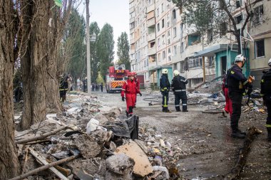 Kharkiv, Ukrayna, 24 Eylül 2024 KAB sınıfı bir savaş başlığıyla donatılmış bir Rus bombardıman uçağı Kharkiv 'deki bir yerleşim yerini kısmen yok etti. Kurtarma ekipleri saldırı mahallinde..