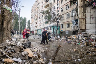 Kharkiv, Ukrayna, 24 Eylül 2024 KAB sınıfı bir savaş başlığıyla donatılmış bir Rus bombardıman uçağı Kharkiv 'deki bir yerleşim yerini kısmen yok etti. Kurtarma ekipleri saldırı mahallinde..
