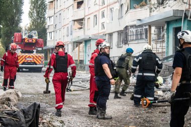 Kharkiv, Ukrayna, 24 Eylül 2024 KAB sınıfı bir savaş başlığıyla donatılmış bir Rus bombardıman uçağı Kharkiv 'deki bir yerleşim yerini kısmen yok etti. Kurtarma ekipleri saldırı mahallinde..