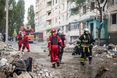 Kharkiv, Ukrayna, 24 Eylül 2024 KAB sınıfı bir savaş başlığıyla donatılmış bir Rus bombardıman uçağı Kharkiv 'deki bir yerleşim yerini kısmen yok etti. Kurtarma ekipleri saldırı mahallinde..