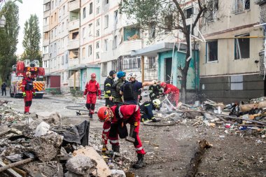 Kharkiv, Ukrayna, 24 Eylül 2024 KAB sınıfı bir savaş başlığıyla donatılmış bir Rus bombardıman uçağı Kharkiv 'deki bir yerleşim yerini kısmen yok etti. Kurtarma ekipleri saldırı mahallinde..