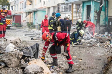 Kharkiv, Ukrayna, 24 Eylül 2024 KAB sınıfı bir savaş başlığıyla donatılmış bir Rus bombardıman uçağı Kharkiv 'deki bir yerleşim yerini kısmen yok etti. Kurtarma ekipleri saldırı mahallinde..