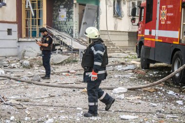 Kharkiv, Ukrayna, 24 Eylül 2024 KAB sınıfı bir savaş başlığıyla donatılmış bir Rus bombardıman uçağı Kharkiv 'deki bir yerleşim yerini kısmen yok etti. Kurtarma ekipleri saldırı mahallinde..