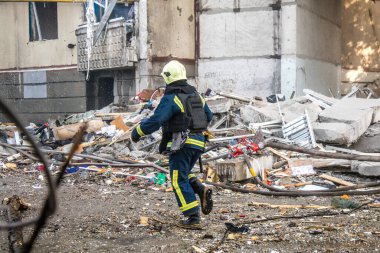 Kharkiv, Ukrayna, 24 Eylül 2024 KAB sınıfı bir savaş başlığıyla donatılmış bir Rus bombardıman uçağı Kharkiv 'deki bir yerleşim yerini kısmen yok etti. Kurtarma ekipleri saldırı mahallinde..