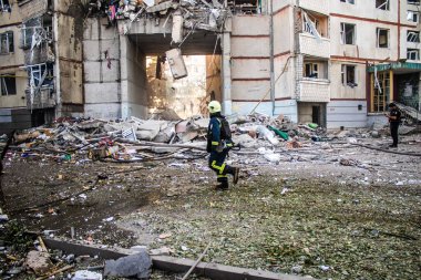 Kharkiv, Ukrayna, 24 Eylül 2024 KAB sınıfı bir savaş başlığıyla donatılmış bir Rus bombardıman uçağı Kharkiv 'deki bir yerleşim yerini kısmen yok etti. Kurtarma ekipleri saldırı mahallinde..
