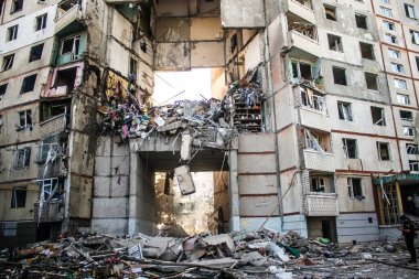 Kharkiv, Ukrayna, 24 Eylül 2024 KAB sınıfı bir savaş başlığıyla donatılmış bir Rus bombardıman uçağı Kharkiv 'deki bir yerleşim yerini kısmen yok etti. Kurtarma ekipleri saldırı mahallinde..