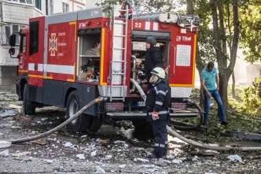 Kharkiv, Ukrayna, 24 Eylül 2024 KAB sınıfı bir savaş başlığıyla donatılmış bir Rus bombardıman uçağı Kharkiv 'deki bir yerleşim yerini kısmen yok etti. Kurtarma ekipleri saldırı mahallinde..