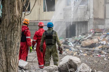 Kharkiv, Ukrayna, 24 Eylül 2024 KAB sınıfı bir savaş başlığıyla donatılmış bir Rus bombardıman uçağı Kharkiv 'deki bir yerleşim yerini kısmen yok etti. Kurtarma ekipleri saldırı mahallinde..