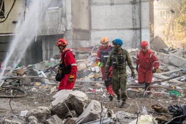 Kharkiv, Ukrayna, 24 Eylül 2024 KAB sınıfı bir savaş başlığıyla donatılmış bir Rus bombardıman uçağı Kharkiv 'deki bir yerleşim yerini kısmen yok etti. Kurtarma ekipleri saldırı mahallinde..