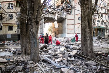 Kharkiv, Ukrayna, 24 Eylül 2024 KAB sınıfı bir savaş başlığıyla donatılmış bir Rus bombardıman uçağı Kharkiv 'deki bir yerleşim yerini kısmen yok etti. Kurtarma ekipleri saldırı mahallinde..