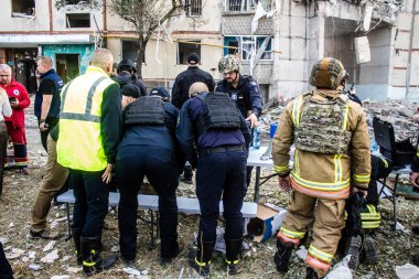 Kharkiv, Ukrayna, 24 Eylül 2024 KAB sınıfı bir savaş başlığıyla donatılmış bir Rus bombardıman uçağı Kharkiv 'deki bir yerleşim yerini kısmen yok etti. Kurtarma ekipleri saldırı mahallinde..