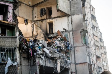 Kharkiv, Ukrayna, 24 Eylül 2024 KAB sınıfı bir savaş başlığıyla donatılmış bir Rus bombardıman uçağı Kharkiv 'deki bir yerleşim yerini kısmen yok etti. Kurtarma ekipleri saldırı mahallinde..