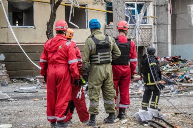 Kharkiv, Ukrayna, 24 Eylül 2024 KAB sınıfı bir savaş başlığıyla donatılmış bir Rus bombardıman uçağı Kharkiv 'deki bir yerleşim yerini kısmen yok etti. Kurtarma ekipleri saldırı mahallinde..