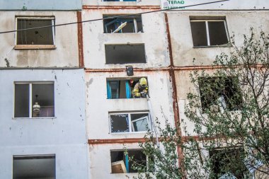 Kharkiv, Ukrayna, 24 Eylül 2024 KAB sınıfı bir savaş başlığıyla donatılmış bir Rus bombardıman uçağı Kharkiv 'deki bir yerleşim yerini kısmen yok etti. Kurtarma ekipleri saldırı mahallinde..