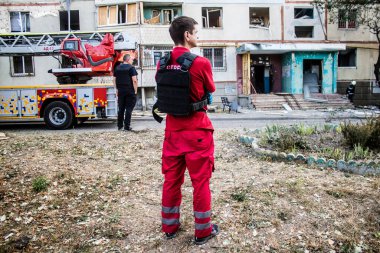 Kharkiv, Ukrayna, 24 Eylül 2024 KAB sınıfı bir savaş başlığıyla donatılmış bir Rus bombardıman uçağı Kharkiv 'deki bir yerleşim yerini kısmen yok etti. Kurtarma ekipleri saldırı mahallinde..