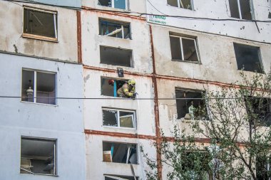 Kharkiv, Ukrayna, 24 Eylül 2024 KAB sınıfı bir savaş başlığıyla donatılmış bir Rus bombardıman uçağı Kharkiv 'deki bir yerleşim yerini kısmen yok etti. Kurtarma ekipleri saldırı mahallinde..