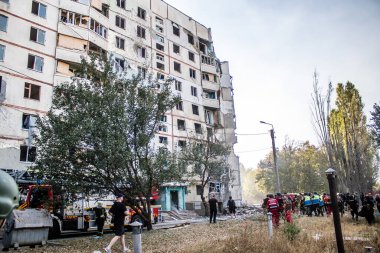 Kharkiv, Ukrayna, 24 Eylül 2024 KAB sınıfı bir savaş başlığıyla donatılmış bir Rus bombardıman uçağı Kharkiv 'deki bir yerleşim yerini kısmen yok etti. Kurtarma ekipleri saldırı mahallinde..