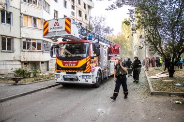 Kharkiv, Ukrayna, 24 Eylül 2024 KAB sınıfı bir savaş başlığıyla donatılmış bir Rus bombardıman uçağı Kharkiv 'deki bir yerleşim yerini kısmen yok etti. Kurtarma ekipleri saldırı mahallinde..