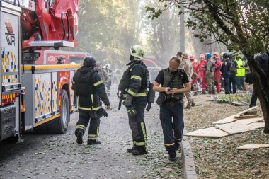 Kharkiv, Ukrayna, 24 Eylül 2024 KAB sınıfı bir savaş başlığıyla donatılmış bir Rus bombardıman uçağı Kharkiv 'deki bir yerleşim yerini kısmen yok etti. Kurtarma ekipleri saldırı mahallinde..